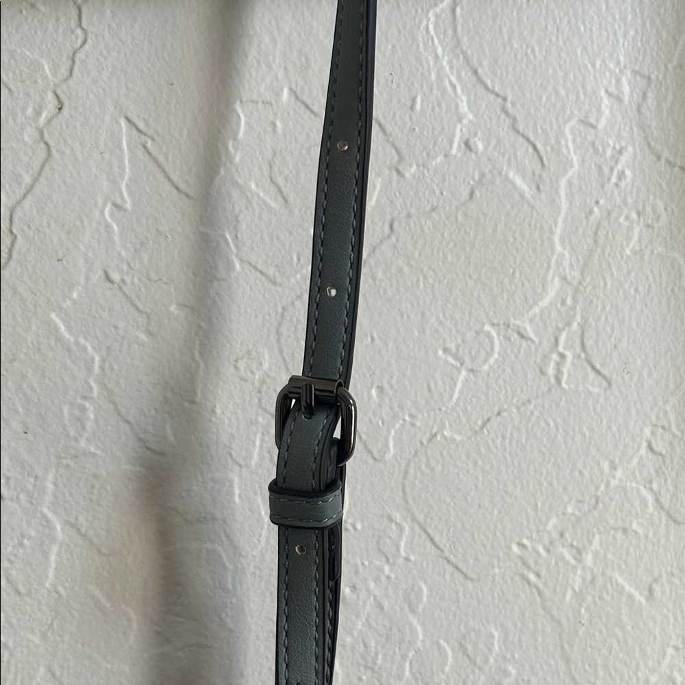 Simply Vera by Vera Wang Blue Gray Snakeskin Patterned Sintra Crossbody Bag - Picture 5 of 10